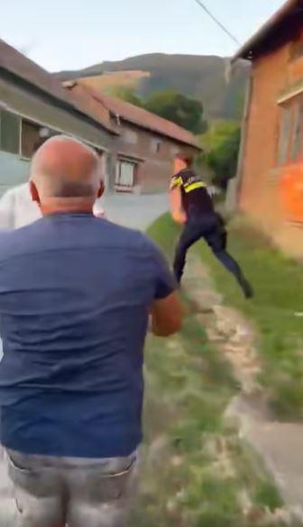 Un poliţist din Caraş-Severin a fost atacat de mai mulţi oameni, după ce a oprit un bărbat beat care conducea un ATV  993820