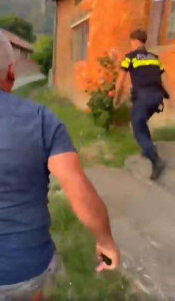 Un poliţist din Caraş-Severin a fost atacat de mai mulţi oameni, după ce a oprit un bărbat beat care conducea un ATV  993821