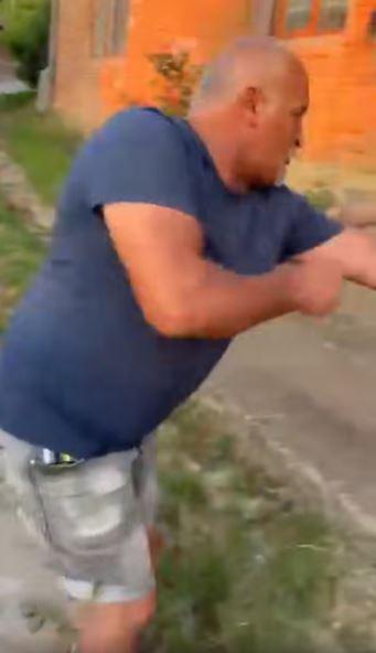 Un poliţist din Caraş-Severin a fost atacat de mai mulţi oameni, după ce a oprit un bărbat beat care conducea un ATV  993823