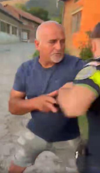 Un poliţist din Caraş-Severin a fost atacat de mai mulţi oameni, după ce a oprit un bărbat beat care conducea un ATV  993824