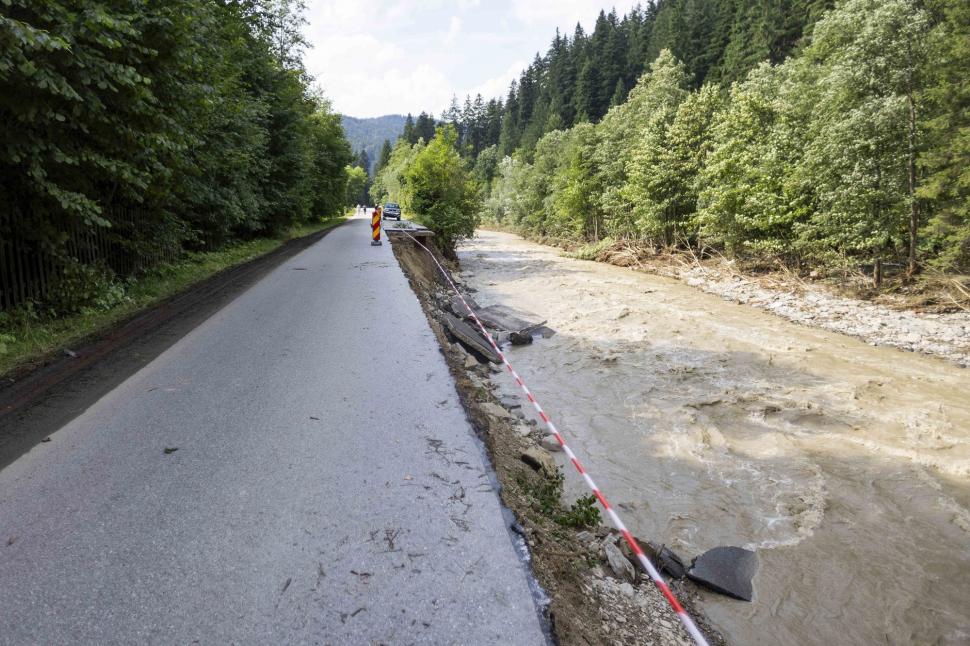 Imagini tulburătoare, care arată cât de violente au fost furtunile din Suceava: case luate cu totul de ape, drumuri și poduri distruse 994136