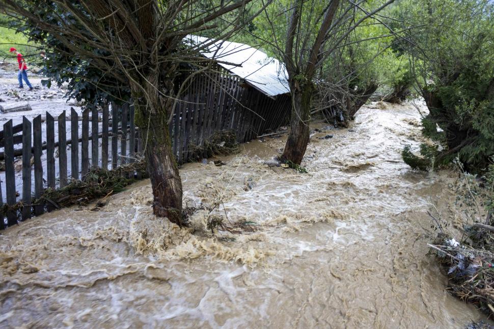 Imagini tulburătoare, care arată cât de violente au fost furtunile din Suceava: case luate cu totul de ape, drumuri și poduri distruse 994137