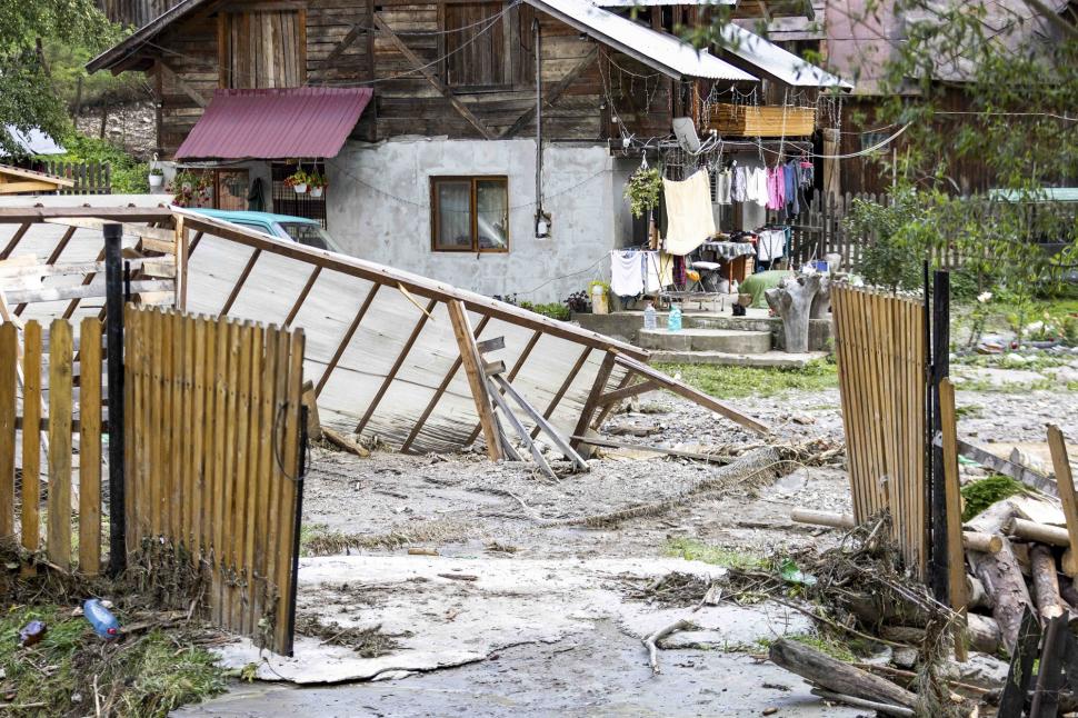 Imagini tulburătoare, care arată cât de violente au fost furtunile din Suceava: case luate cu totul de ape, drumuri și poduri distruse 994138