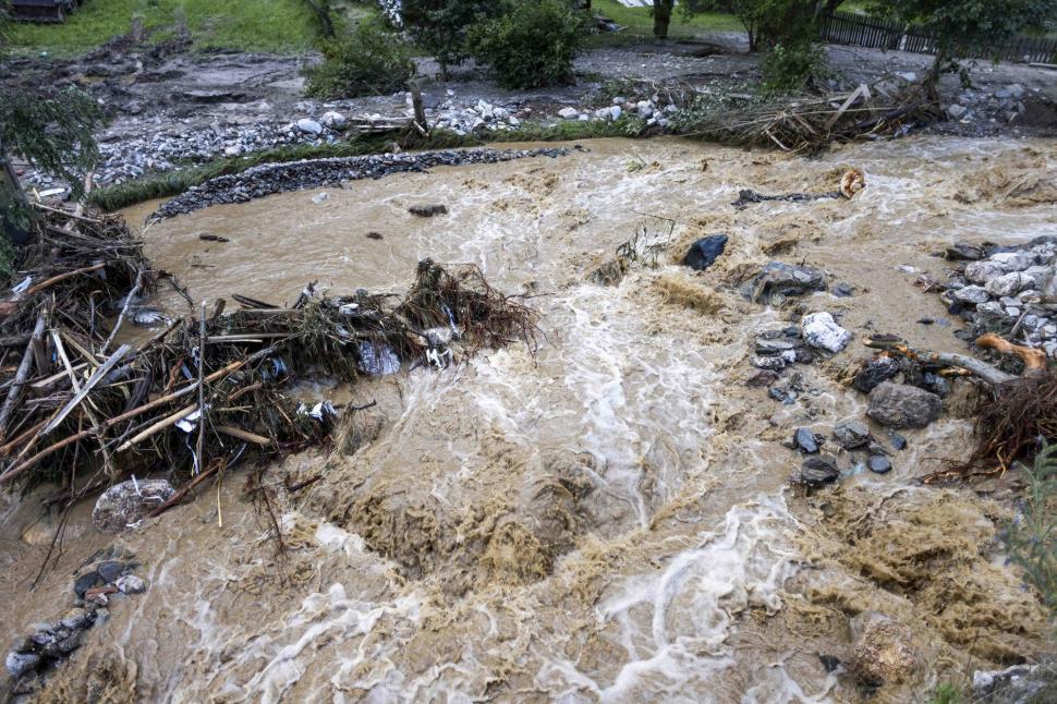 Imagini tulburătoare, care arată cât de violente au fost furtunile din Suceava: case luate cu totul de ape, drumuri și poduri distruse 994139