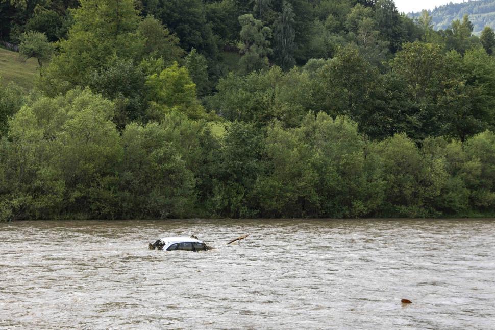 Imagini tulburătoare, care arată cât de violente au fost furtunile din Suceava: case luate cu totul de ape, drumuri și poduri distruse 994140