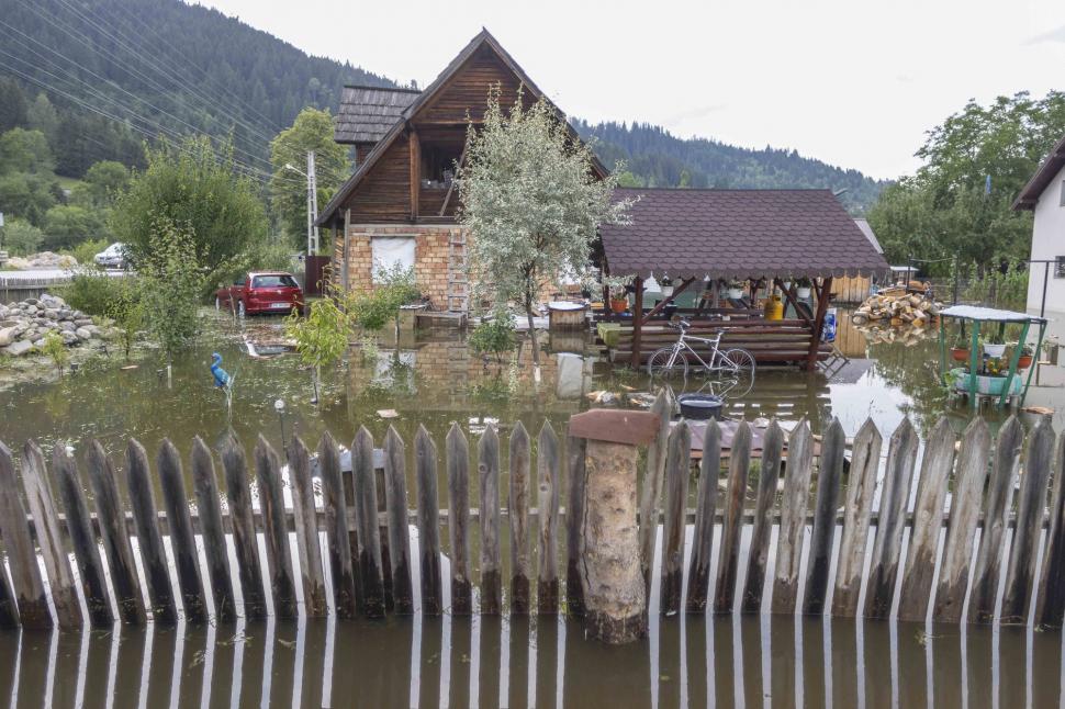 Imagini tulburătoare, care arată cât de violente au fost furtunile din Suceava: case luate cu totul de ape, drumuri și poduri distruse 994141