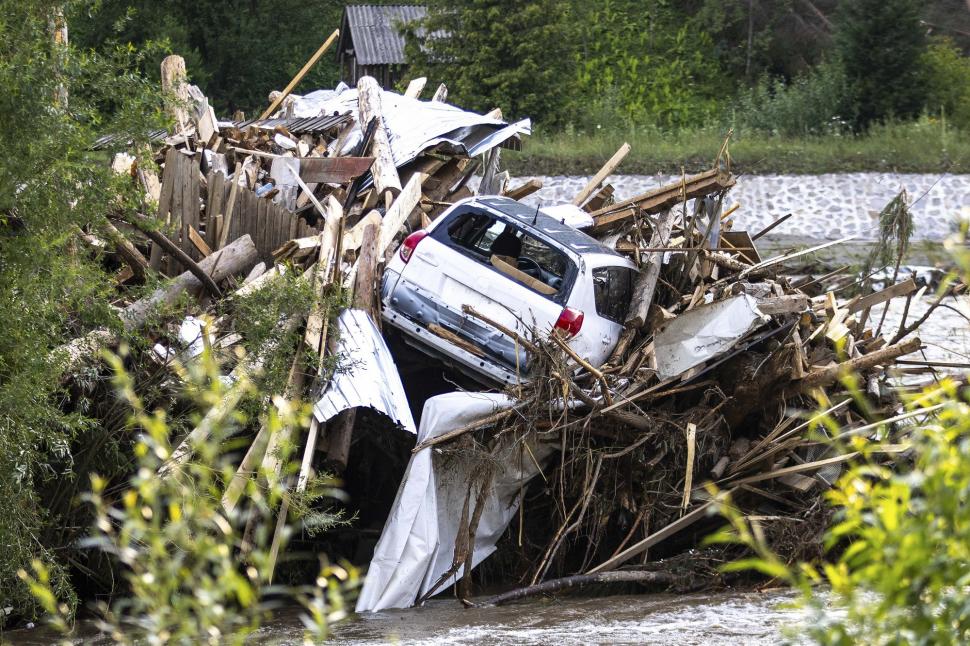 Imagini tulburătoare, care arată cât de violente au fost furtunile din Suceava: case luate cu totul de ape, drumuri și poduri distruse 994142