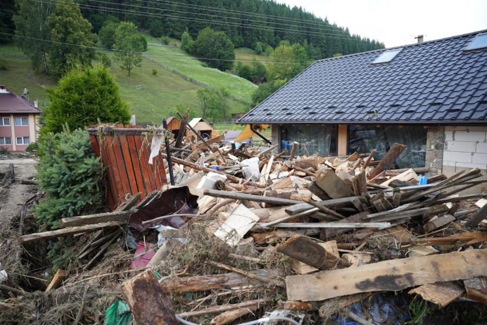 Imagini tulburătoare, care arată cât de violente au fost furtunile din Suceava: case luate cu totul de ape, drumuri și poduri distruse 994149