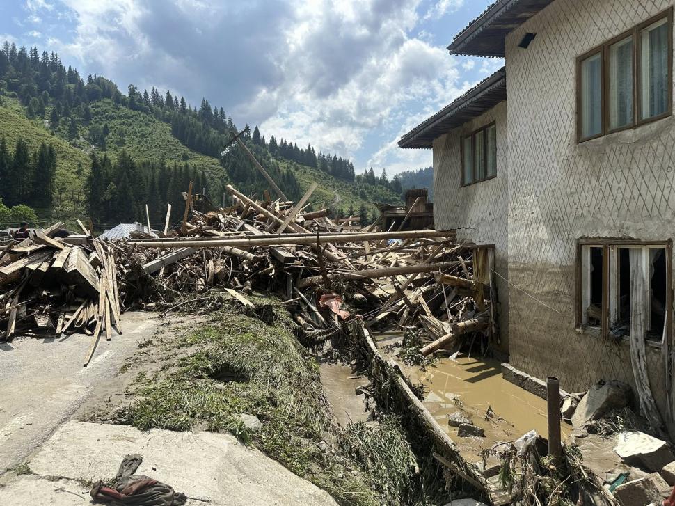 Imagini tulburătoare, care arată cât de violente au fost furtunile din Suceava: case luate cu totul de ape, drumuri și poduri distruse 994153