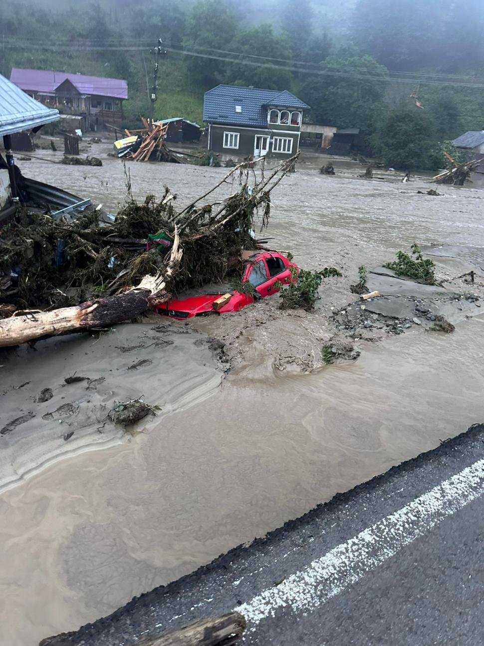 Imagini tulburătoare, care arată cât de violente au fost furtunile din Suceava: case luate cu totul de ape, drumuri și poduri distruse 994159