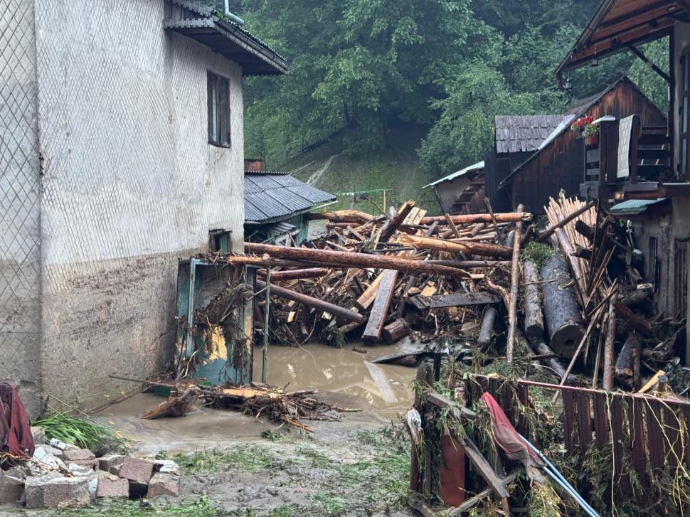 Imagini tulburătoare, care arată cât de violente au fost furtunile din Suceava: case luate cu totul de ape, drumuri și poduri distruse 994162