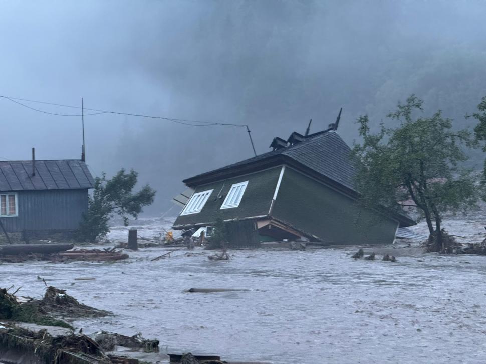 Imagini tulburătoare, care arată cât de violente au fost furtunile din Suceava: case luate cu totul de ape, drumuri și poduri distruse 994165