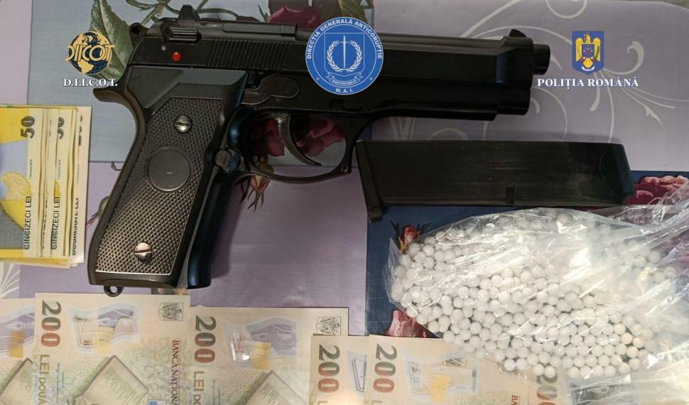 Polițist, infractor: un agent de poliție cultiva canabis la el acasă, 121 de plante au fost confiscate 994285