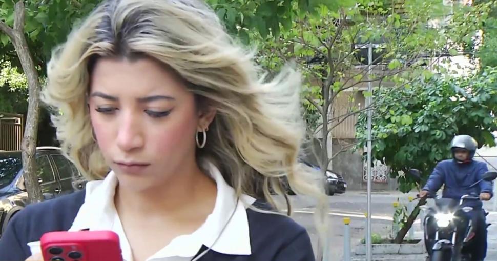 Jurnalistă atacată în plină zi, lângă o secție de poliție din Brazilia. Un motociclist a vrut să-i fure telefonul chiar înainte de live 994602
