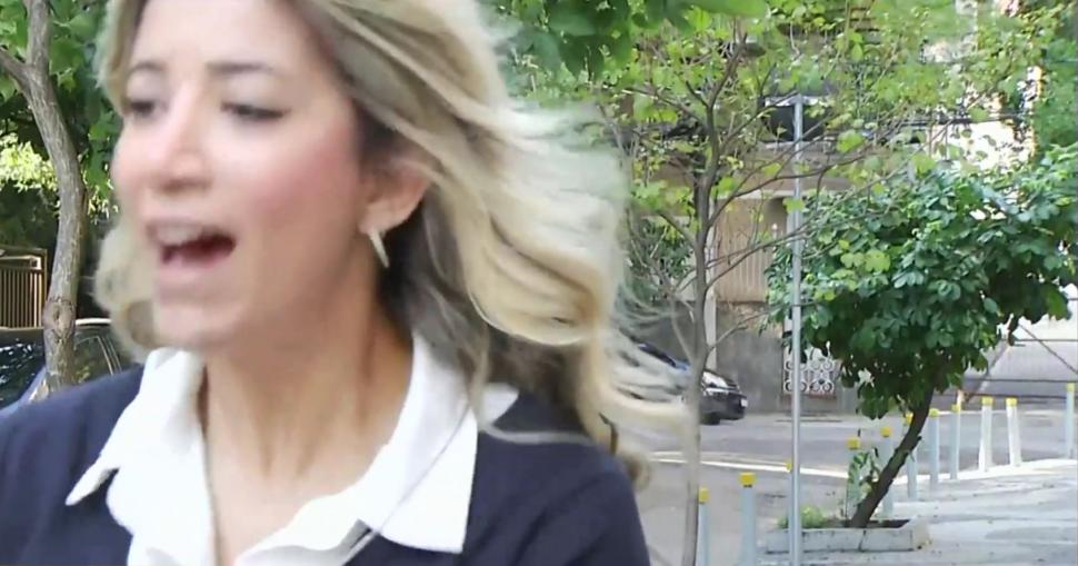 Jurnalistă atacată în plină zi, lângă o secție de poliție din Brazilia. Un motociclist a vrut să-i fure telefonul chiar înainte de live 994604