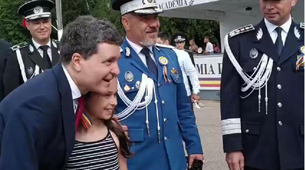 Nicușor Dan, prima baie de multime. A facut selfie-uri și s-a îmbrățișat cu participanții la absolvirea de la Academia de Poliție 994473