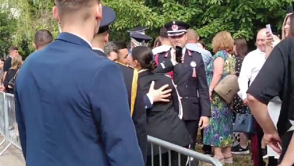 Nicușor Dan, prima baie de multime. A facut selfie-uri și s-a îmbrățișat cu participanții la absolvirea de la Academia de Poliție 994474