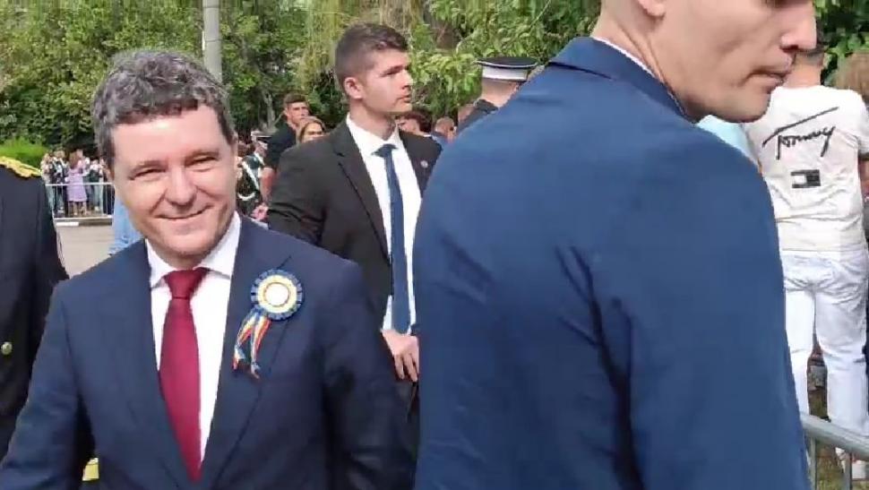 Nicușor Dan, prima baie de multime. A facut selfie-uri și s-a îmbrățișat cu participanții la absolvirea de la Academia de Poliție 994475