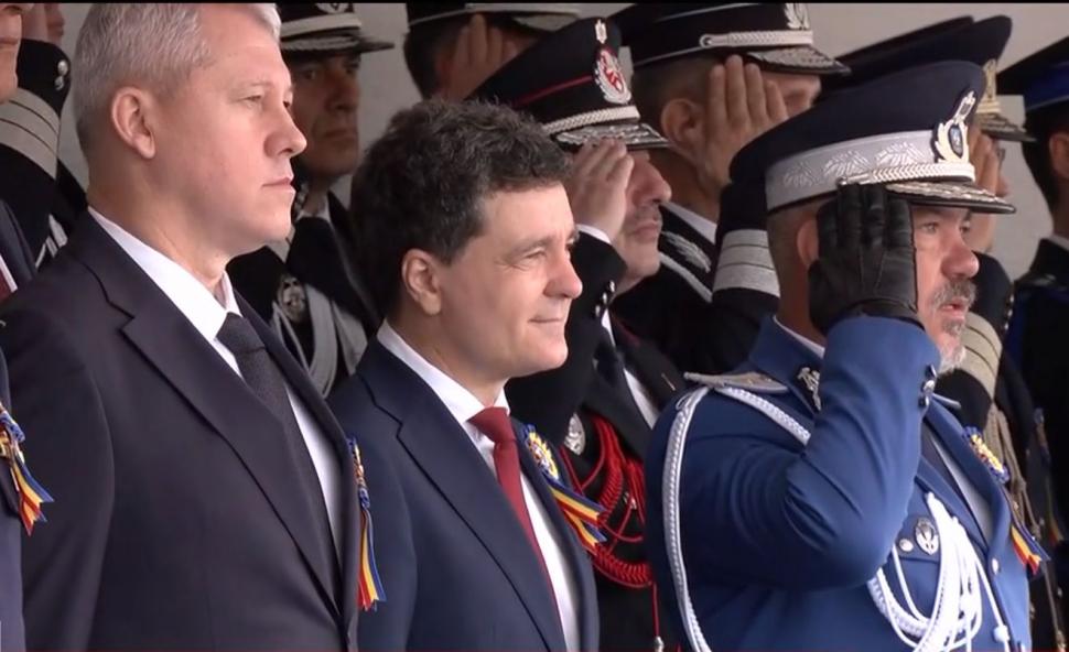 Nicușor Dan, prima baie de multime. A facut selfie-uri și s-a îmbrățișat cu participanții la absolvirea de la Academia de Poliție 994476