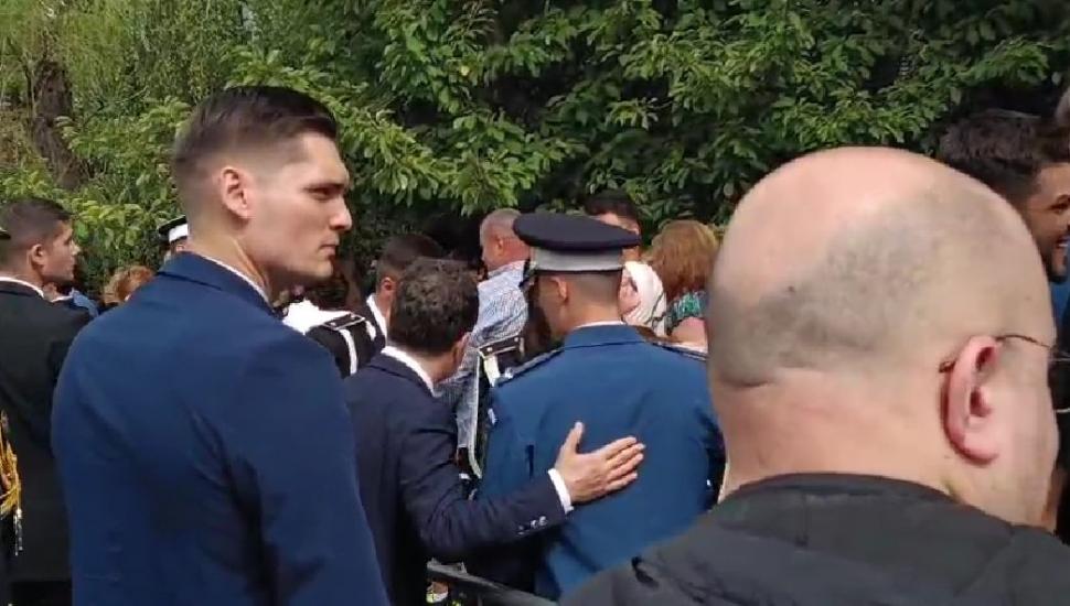 Nicușor Dan, prima baie de multime. A facut selfie-uri și s-a îmbrățișat cu participanții la absolvirea de la Academia de Poliție 994478