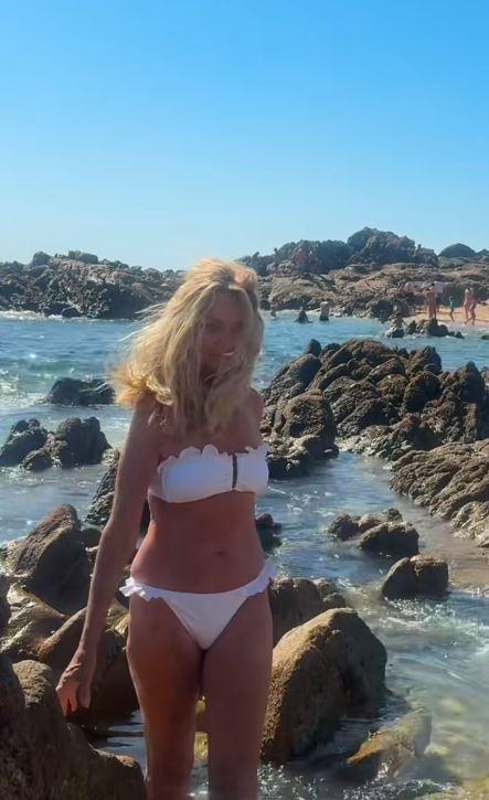 Niște surori și-au pozat mama de 61 de ani în costum de baie. Femeia divorțată de 10 ani vrea să iasă din nou la întâlniri 994667