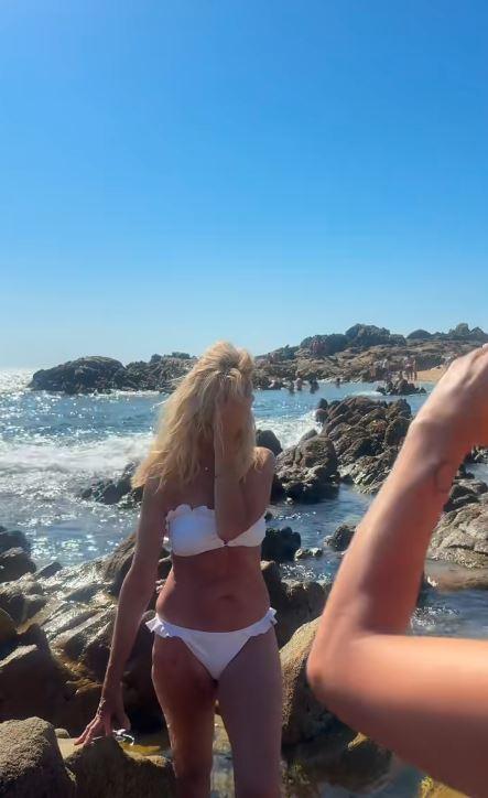 Niște surori și-au pozat mama de 61 de ani în costum de baie. Femeia divorțată de 10 ani vrea să iasă din nou la întâlniri 994669