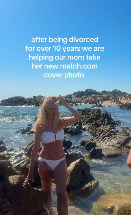 Niște surori și-au pozat mama de 61 de ani în costum de baie. Femeia divorțată de 10 ani vrea să iasă din nou la întâlniri 994670