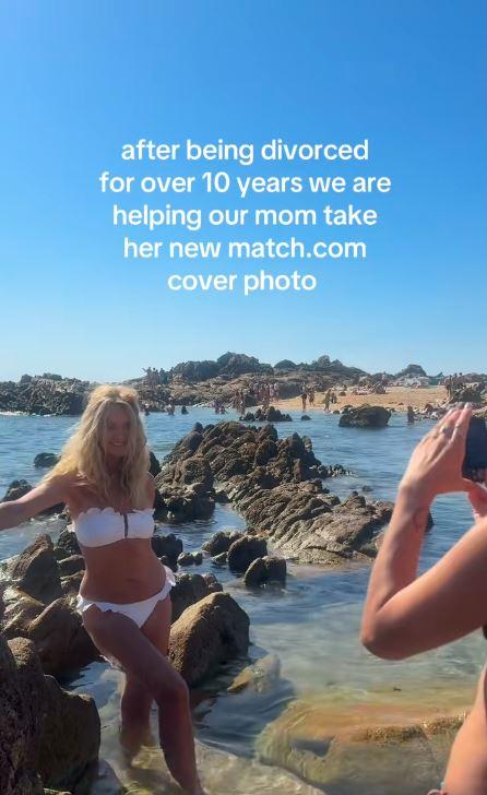 Niște surori și-au pozat mama de 61 de ani în costum de baie. Femeia divorțată de 10 ani vrea să iasă din nou la întâlniri 994672