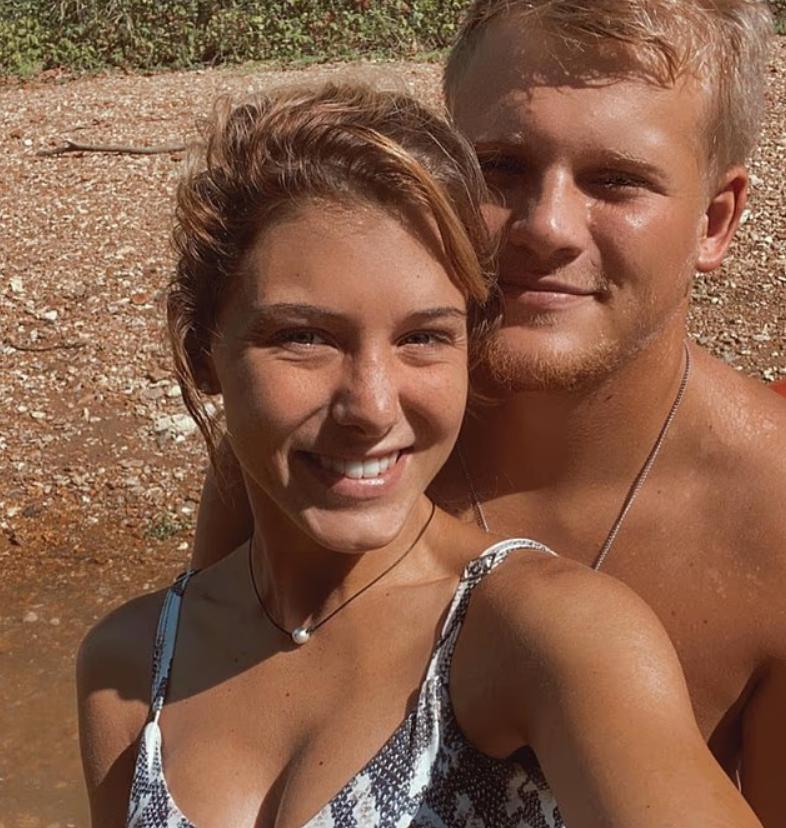 O profesoară de liceu a provocat un scandal uriaș după ce s-a aflat ce i-a trimis pe telefon unui elev. Cazul a ajuns în instanță 994574