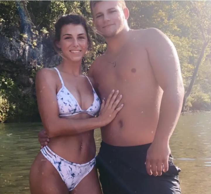 O profesoară de liceu a provocat un scandal uriaș după ce s-a aflat ce i-a trimis pe telefon unui elev. Cazul a ajuns în instanță 994579