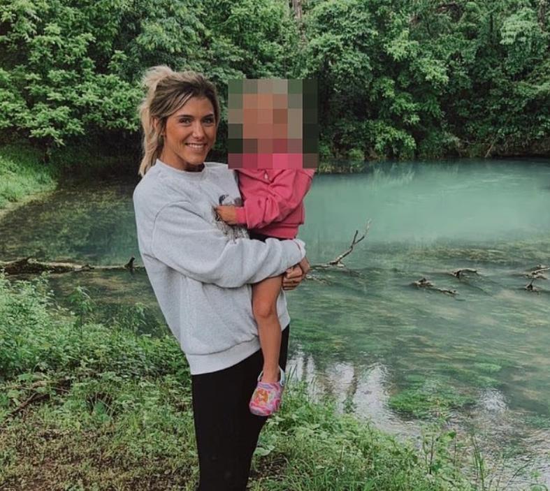 O profesoară de liceu a provocat un scandal uriaș după ce s-a aflat ce i-a trimis pe telefon unui elev. Cazul a ajuns în instanță 994580