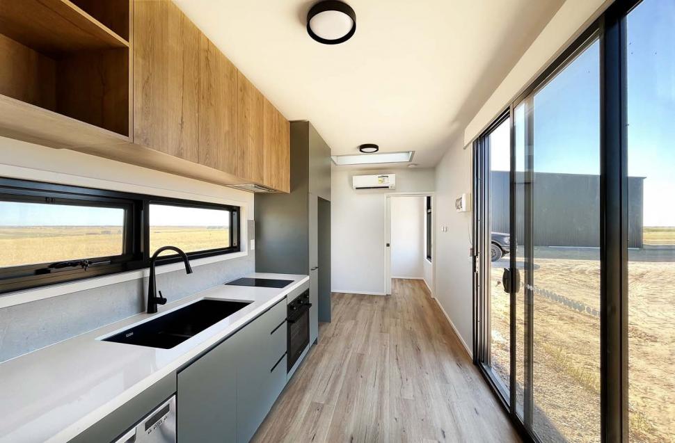 Un container a fost transformat în casă cu două dormitoare, iar interiorul este neașteptat de frumos și confortabil 994643