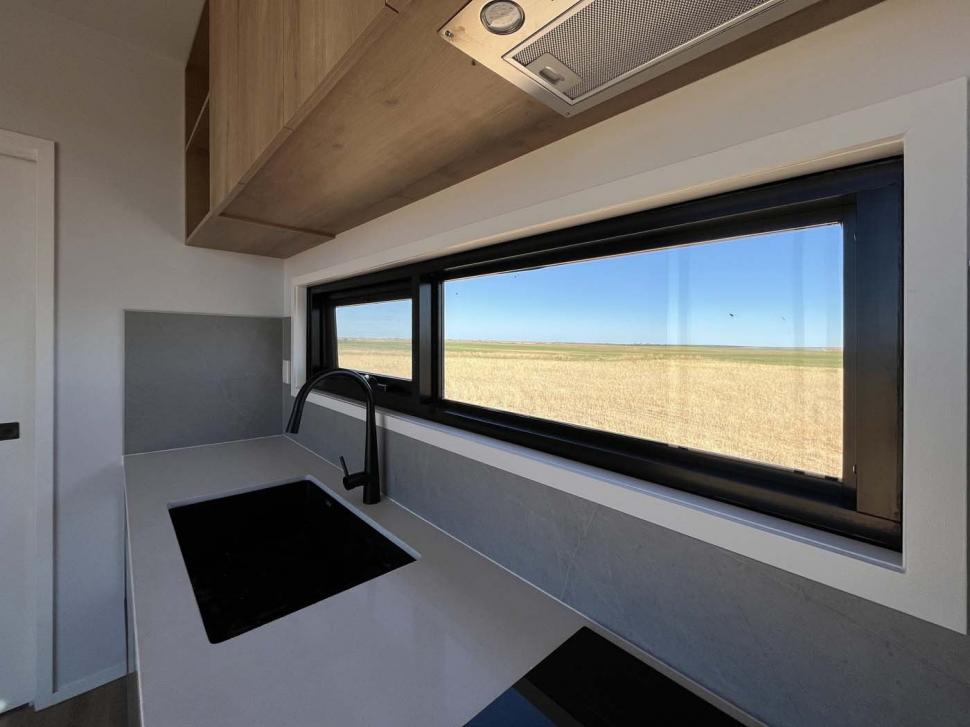 Un container a fost transformat în casă cu două dormitoare, iar interiorul este neașteptat de frumos și confortabil 994646