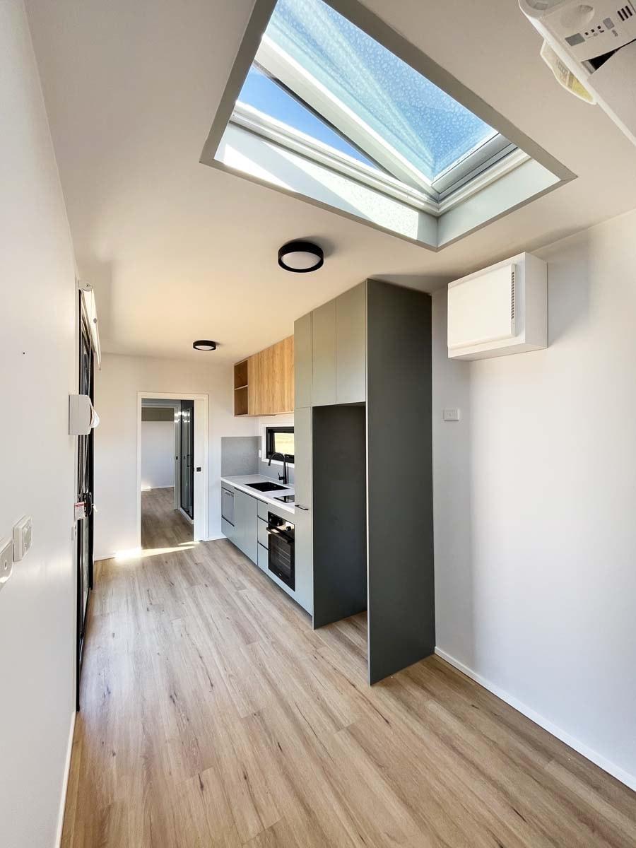 Un container a fost transformat în casă cu două dormitoare, iar interiorul este neașteptat de frumos și confortabil 994647