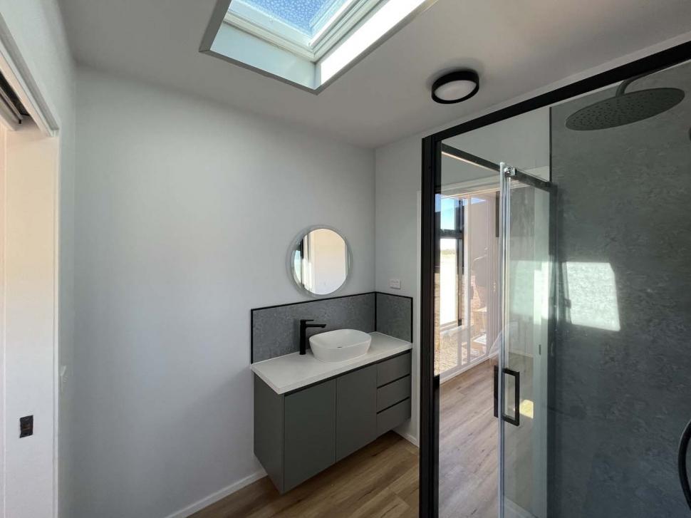 Un container a fost transformat în casă cu două dormitoare, iar interiorul este neașteptat de frumos și confortabil 994649