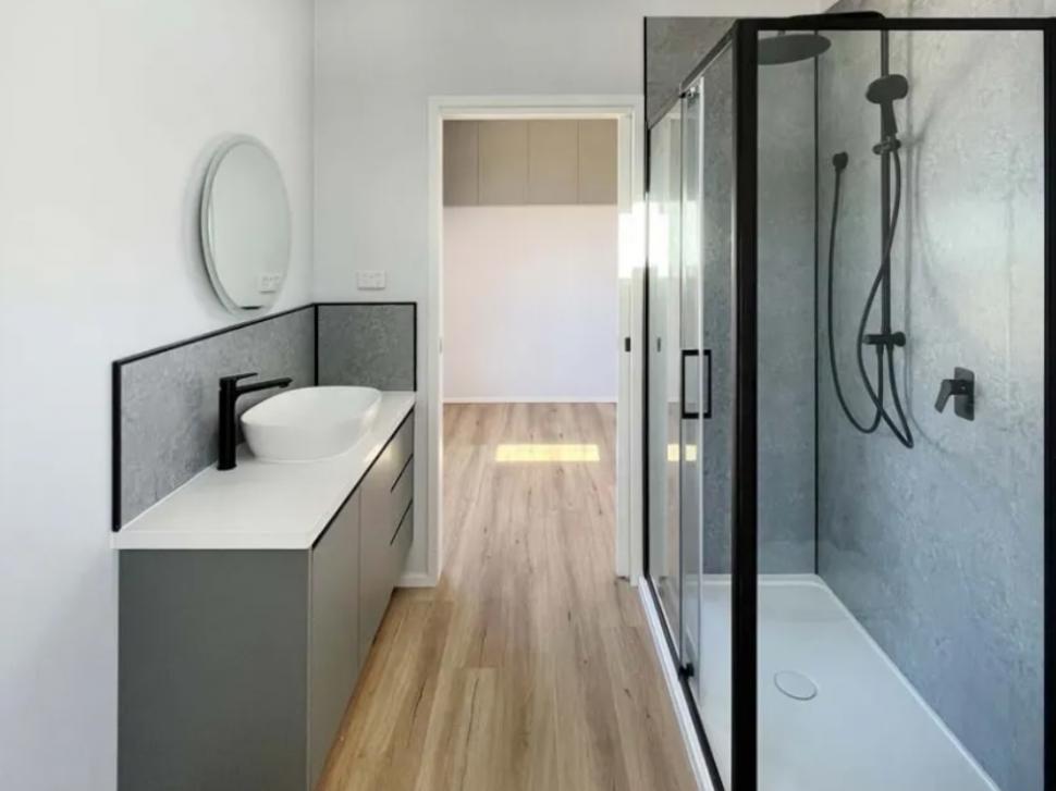 Un container a fost transformat în casă cu două dormitoare, iar interiorul este neașteptat de frumos și confortabil 994650