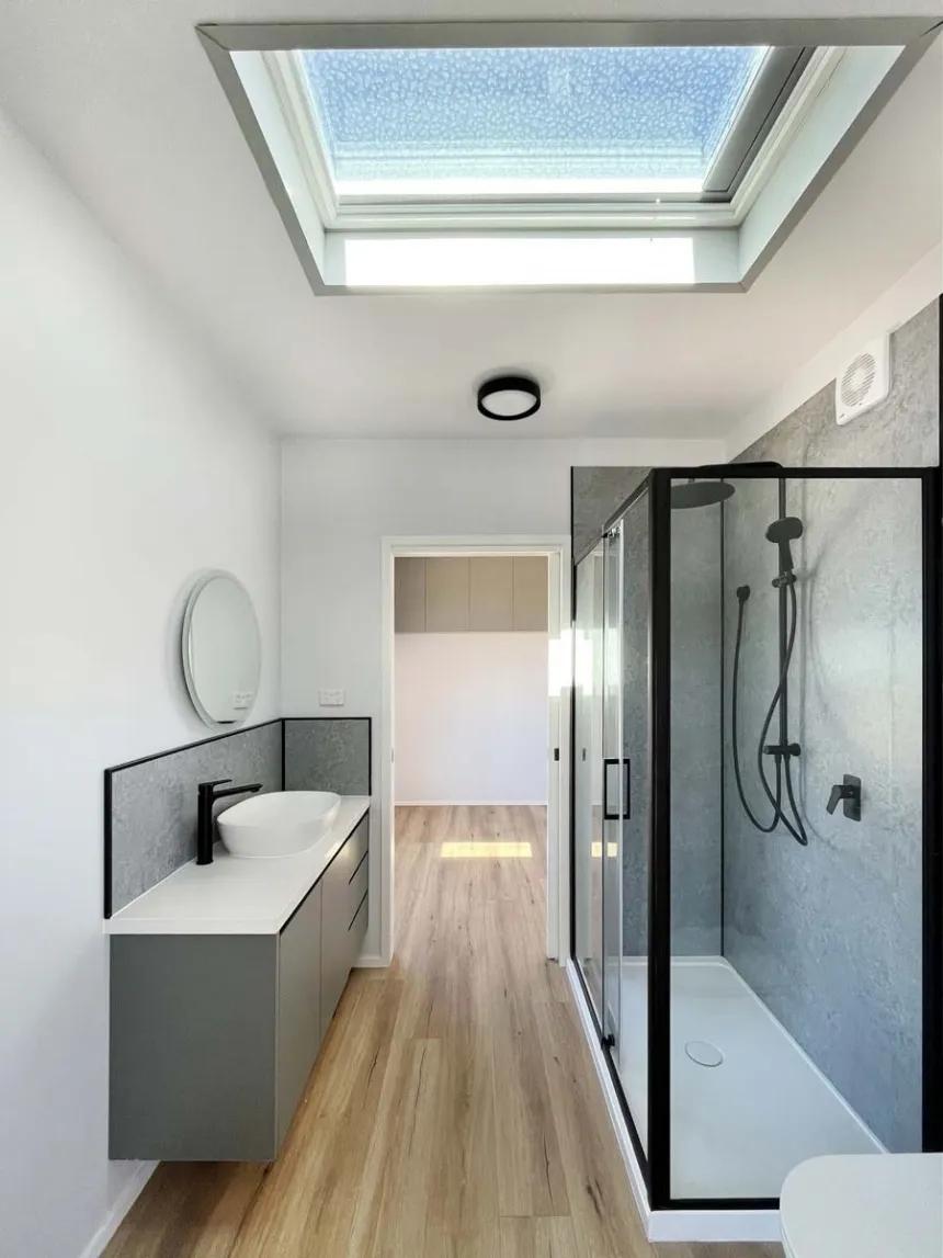 Un container a fost transformat în casă cu două dormitoare, iar interiorul este neașteptat de frumos și confortabil 994651