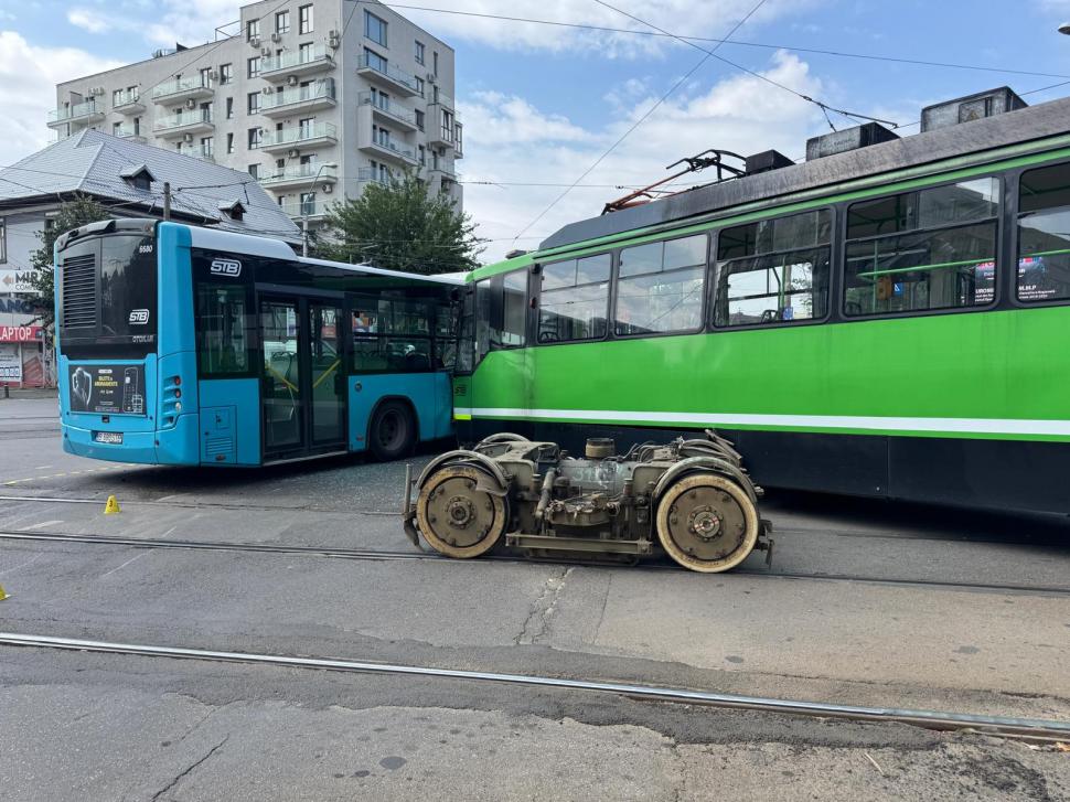 Accident grav între un tramvai și un autobuz, în București: Sunt 11 victime. Un șofer a filmat momentul impactului 994877