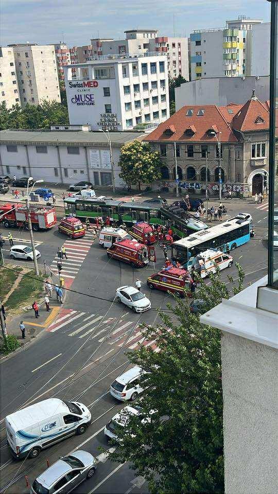 Accident grav între un tramvai și un autobuz, în București: Sunt 11 victime. Un șofer a filmat momentul impactului 994881