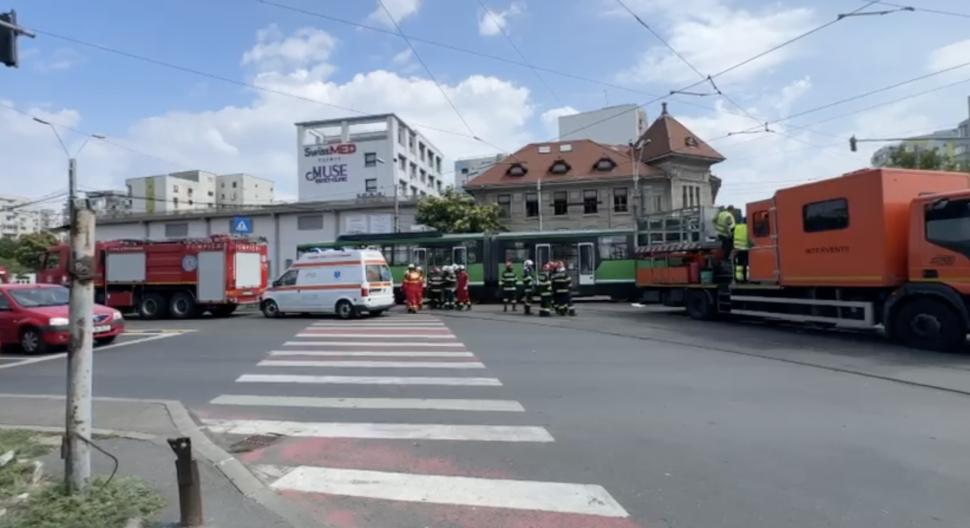 Accident grav între un tramvai și un autobuz, în București: Sunt 11 victime. Un șofer a filmat momentul impactului 994882