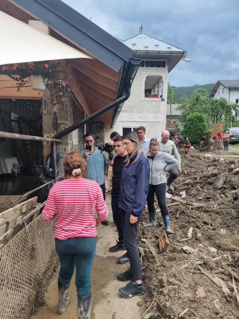 Diana Buzoianu a mers în zonele măturate de viituri și la Lacul Bicaz: „Sunt inclusiv animale moarte, leşuri. Pericol pentru sănătate” 995037