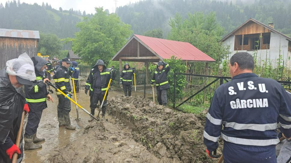 Exemplu de omenie în Moldova, după inundațiile devastatoare: S-au adunat peste 1.000 de salvatori și voluntari care ajută sinistrații 994922