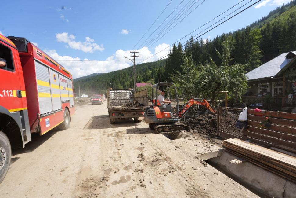 Exemplu de omenie în Moldova, după inundațiile devastatoare: S-au adunat peste 1.000 de salvatori și voluntari care ajută sinistrații 994923