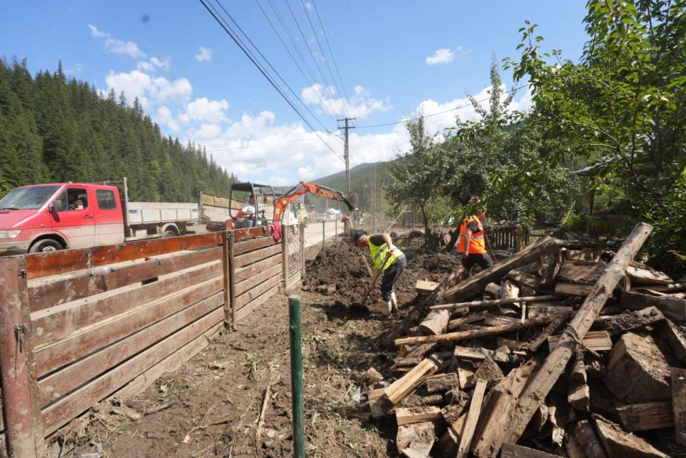 Exemplu de omenie în Moldova, după inundațiile devastatoare: S-au adunat peste 1.000 de salvatori și voluntari care ajută sinistrații 994924
