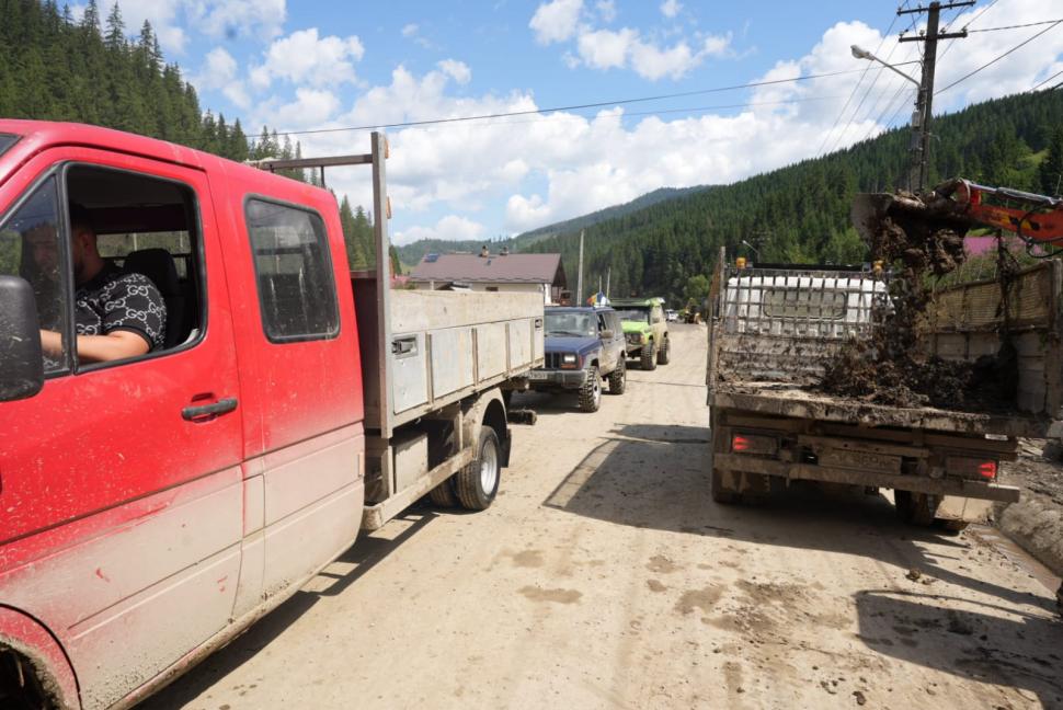 Exemplu de omenie în Moldova, după inundațiile devastatoare: S-au adunat peste 1.000 de salvatori și voluntari care ajută sinistrații 994925