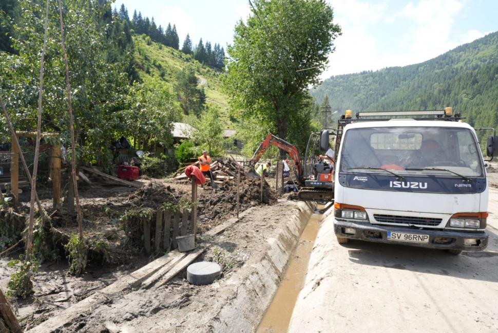 Exemplu de omenie în Moldova, după inundațiile devastatoare: S-au adunat peste 1.000 de salvatori și voluntari care ajută sinistrații 994926