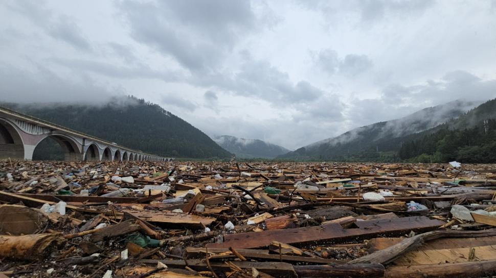 Risc biologic pe lacul Izvorul Muntelui. Viiturile au adus tone de bușteni, animale moarte și deșeuri. Va fi montat un baraj provizoriu 994911