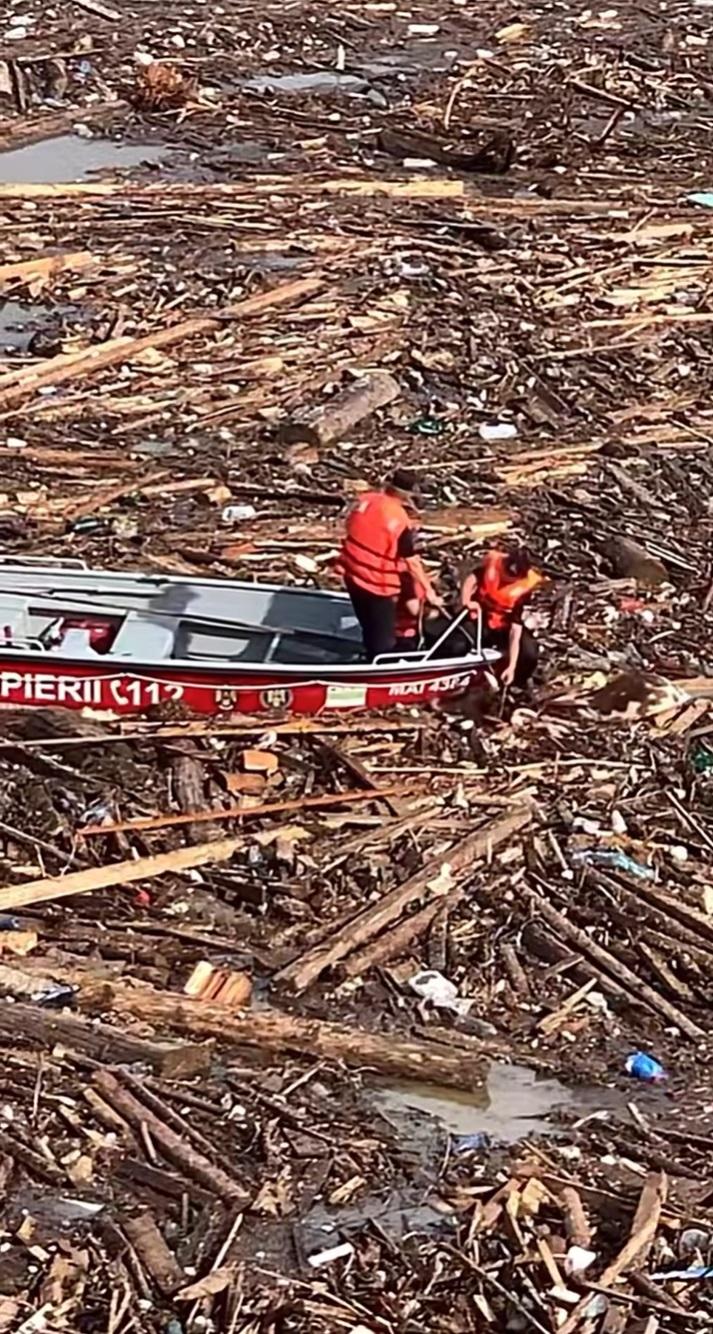 Risc biologic pe lacul Izvorul Muntelui. Viiturile au adus tone de bușteni, animale moarte și deșeuri. Va fi montat un baraj provizoriu 994913