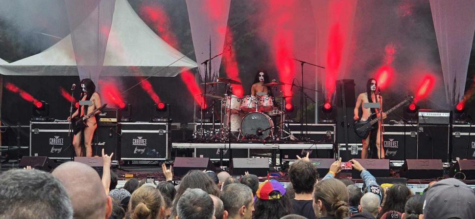 Spectacol șocant la un festival în Râșnov. Cântărețele dintr-o trupă rock din Norvegia s-au dezbrăcat complet pe scenă 994934