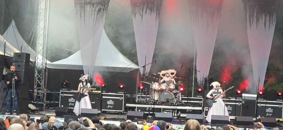 Spectacol șocant la un festival în Râșnov. Cântărețele dintr-o trupă rock din Norvegia s-au dezbrăcat complet pe scenă 994935